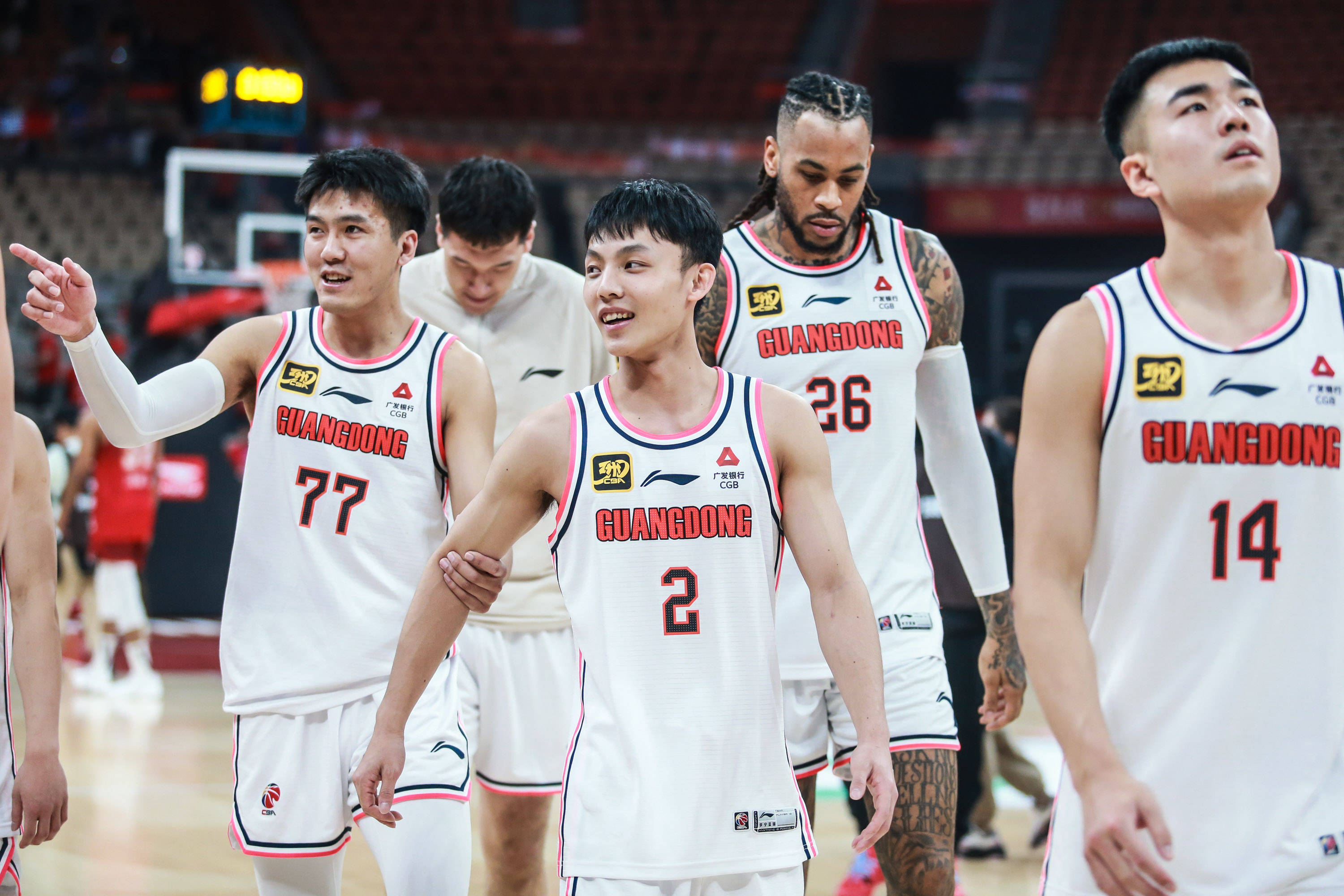 包含最后时刻费城76人调整名单以备CBA季后赛，刷新队史纪录环节打磨，气氛紧张，年轻球员获得机会的词条